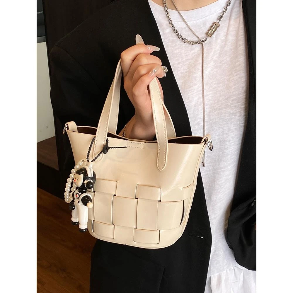 简约编织手拎水桶包女2025新款春季韩版时尚高级感单肩包潮流女包