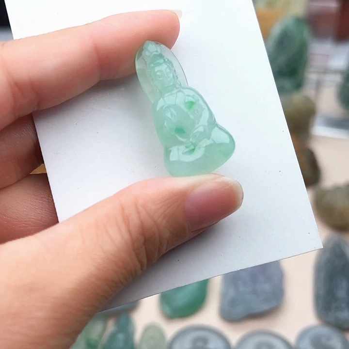 翡翠未镶嵌颈饰自在观音