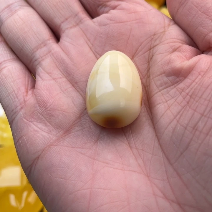 琥珀未镶嵌颈饰如图