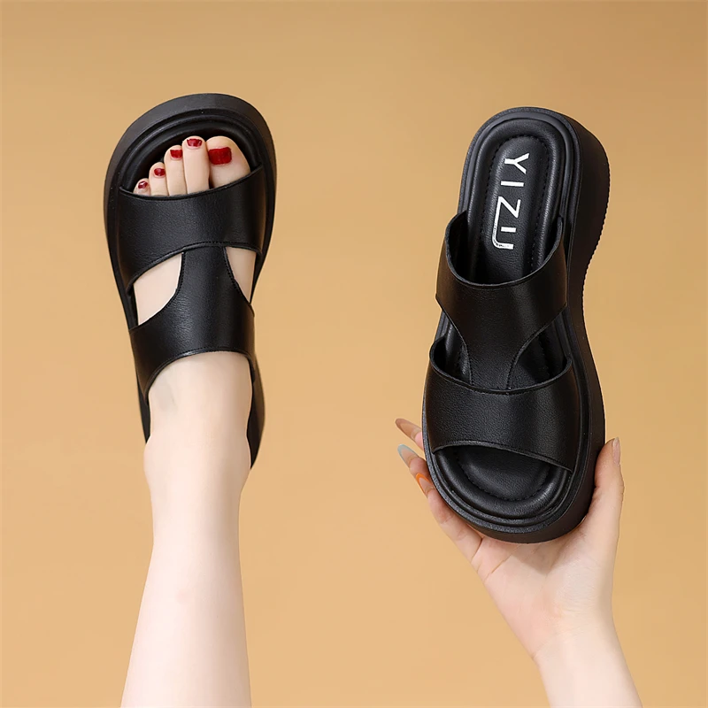 厚底凉鞋女夏外穿2025年新款时尚休闲防滑妈妈鞋软底配裙子沙滩鞋