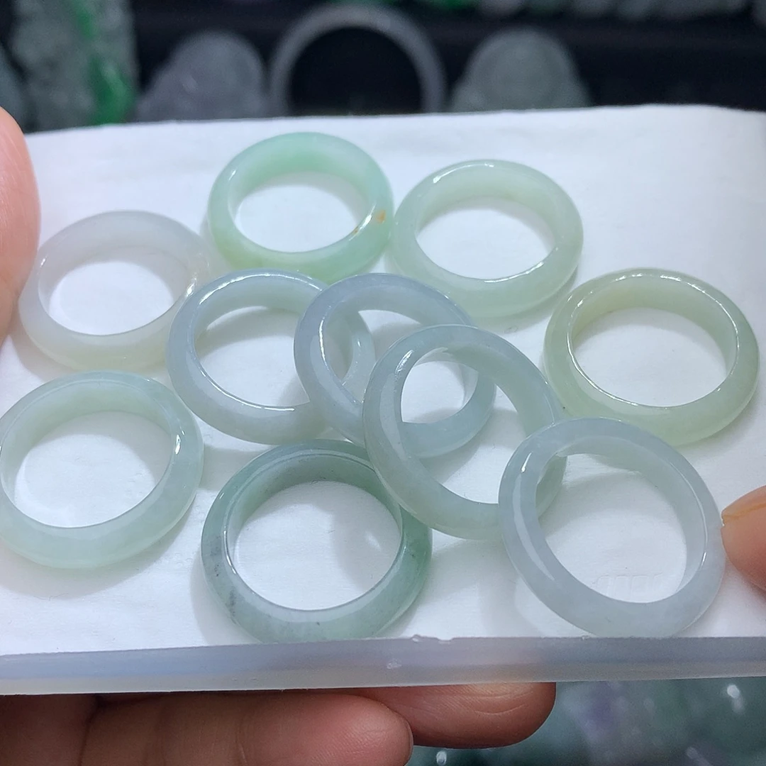 翡翠未镶嵌颈饰多样性发其一