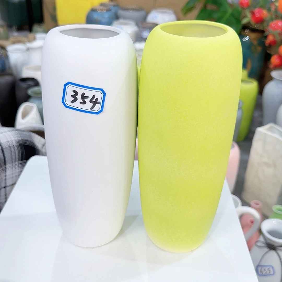 354号一对陶瓷高24厘米瑕疵