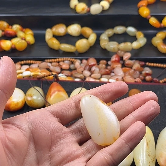 阿***行颈饰未镶嵌和田玉