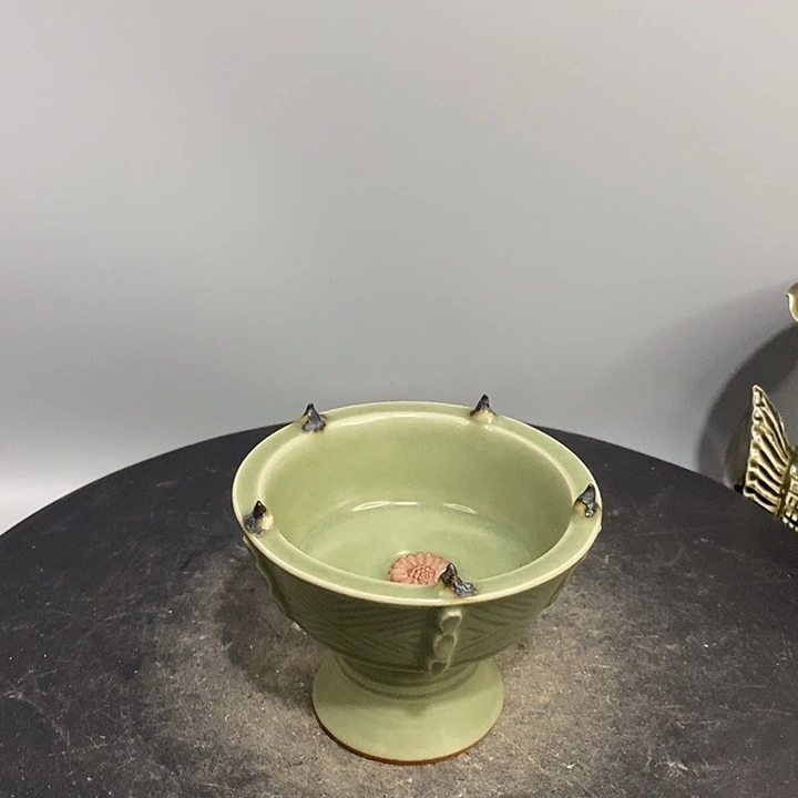 龙泉窑高足杯造型美观