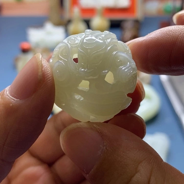 小***跑和田玉未镶嵌颈饰