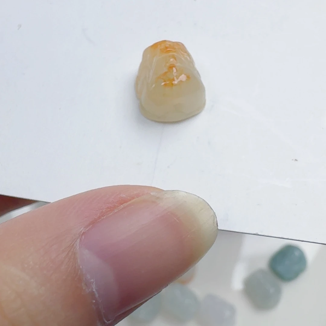 清****翡翠散珠通孔貔貅一个