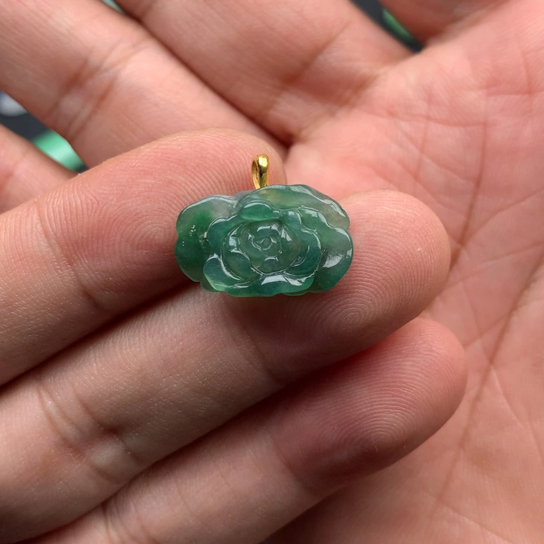 翡翠18K金镶嵌颈饰牡丹花