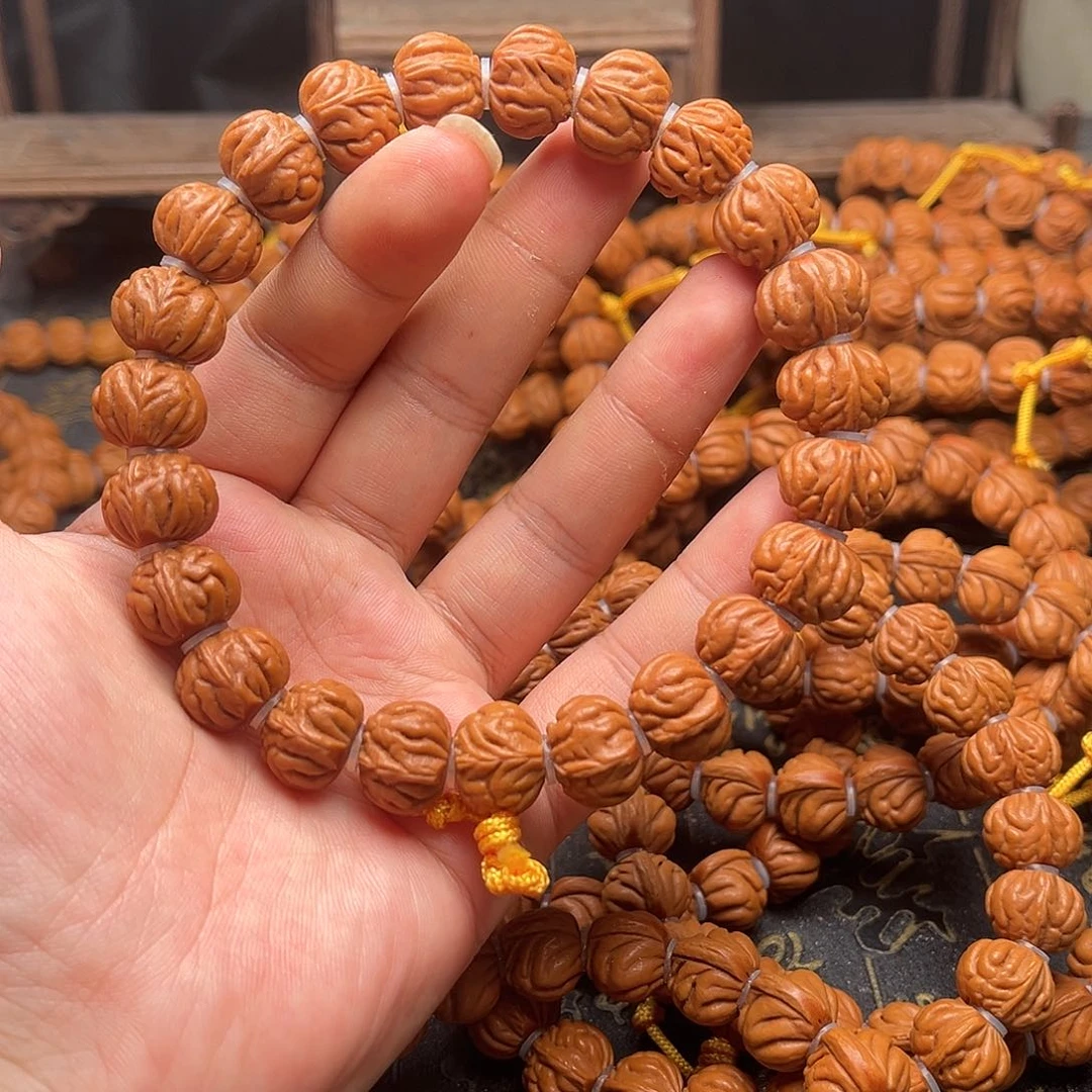 桃核吊坠桃和手持