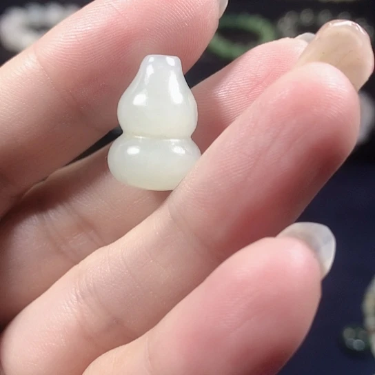 和田玉未镶嵌颈饰葫芦微瑕