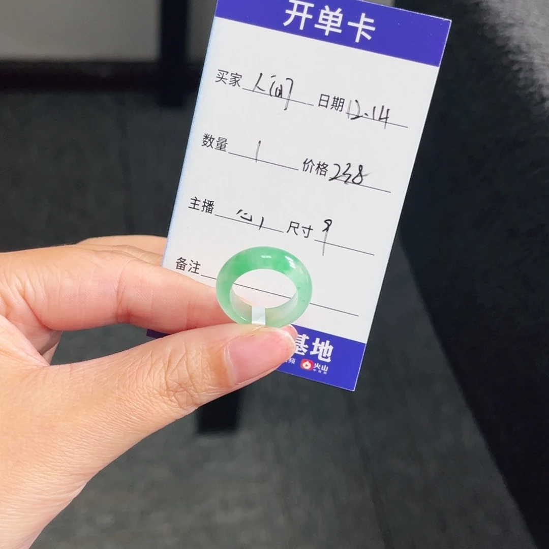 未镶嵌石英质玉戒圈人****?