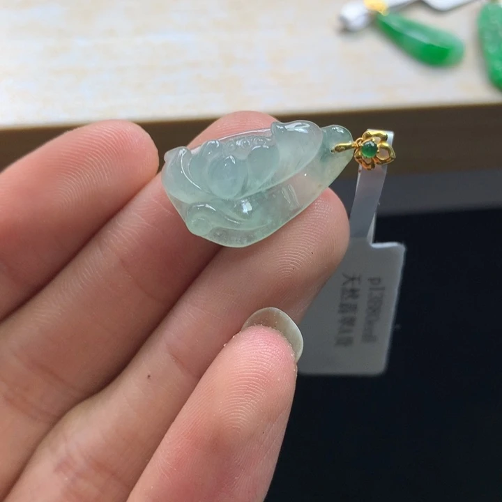 翡翠18K金镶嵌颈饰吊坠