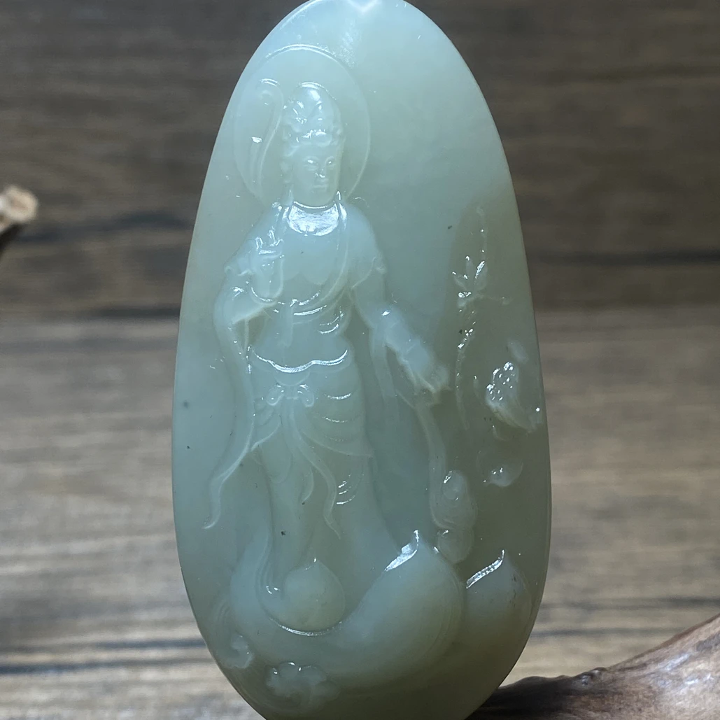 新疆和田玉且末料《观音》吊坠 尺寸：67.2/33.7/13.5mm 重量：40.4g