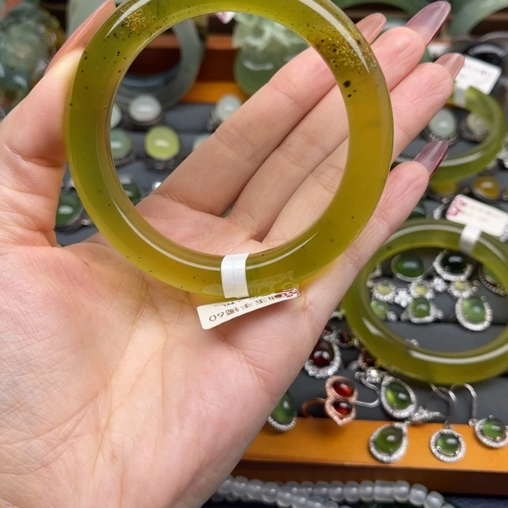 蛇纹石玉手镯未镶嵌?*