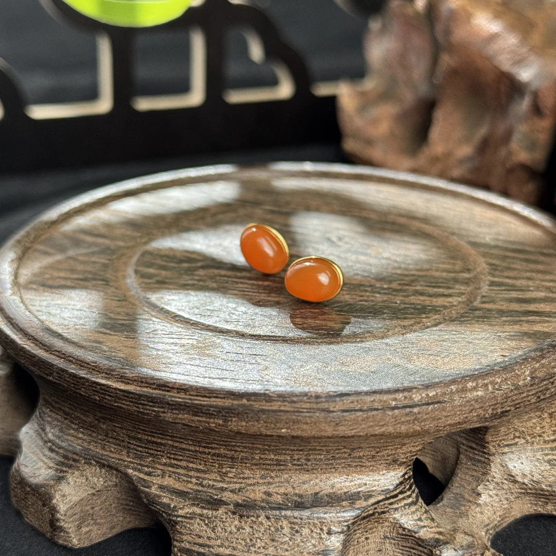 约6*8mm冰红南红耳钉