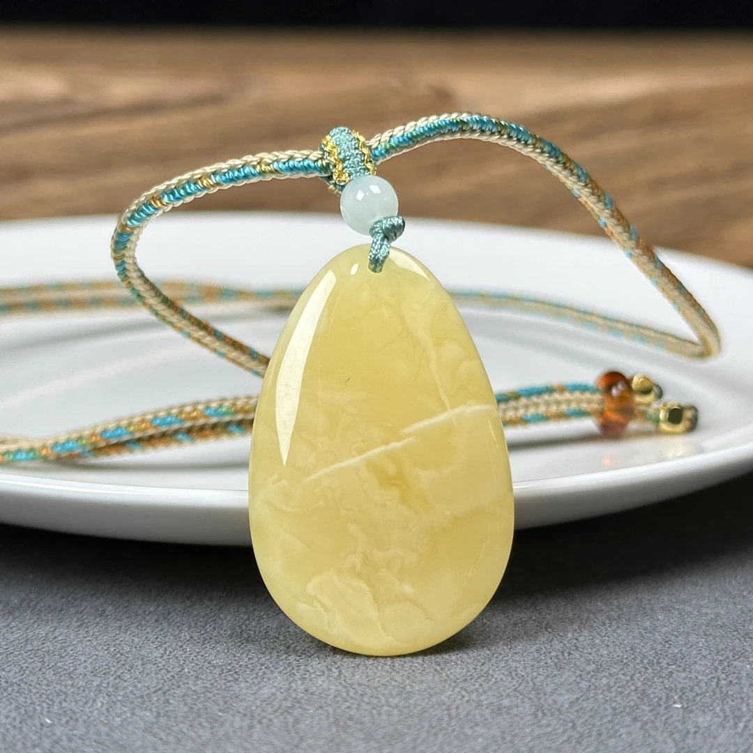 Y5081天然原矿饿料蜜蜡 水滴吊坠24*38*6mm 支持复检 假一发四