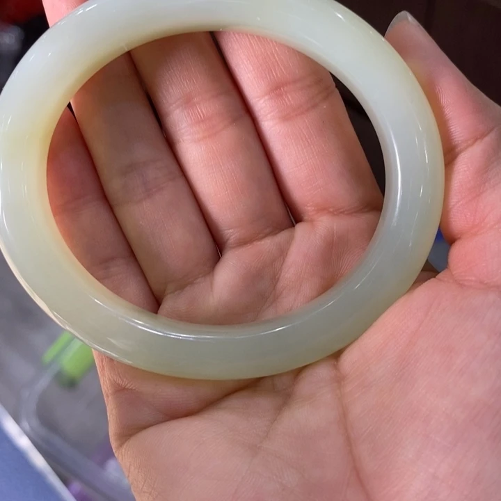 蛇纹石玉手镯未镶嵌好***?