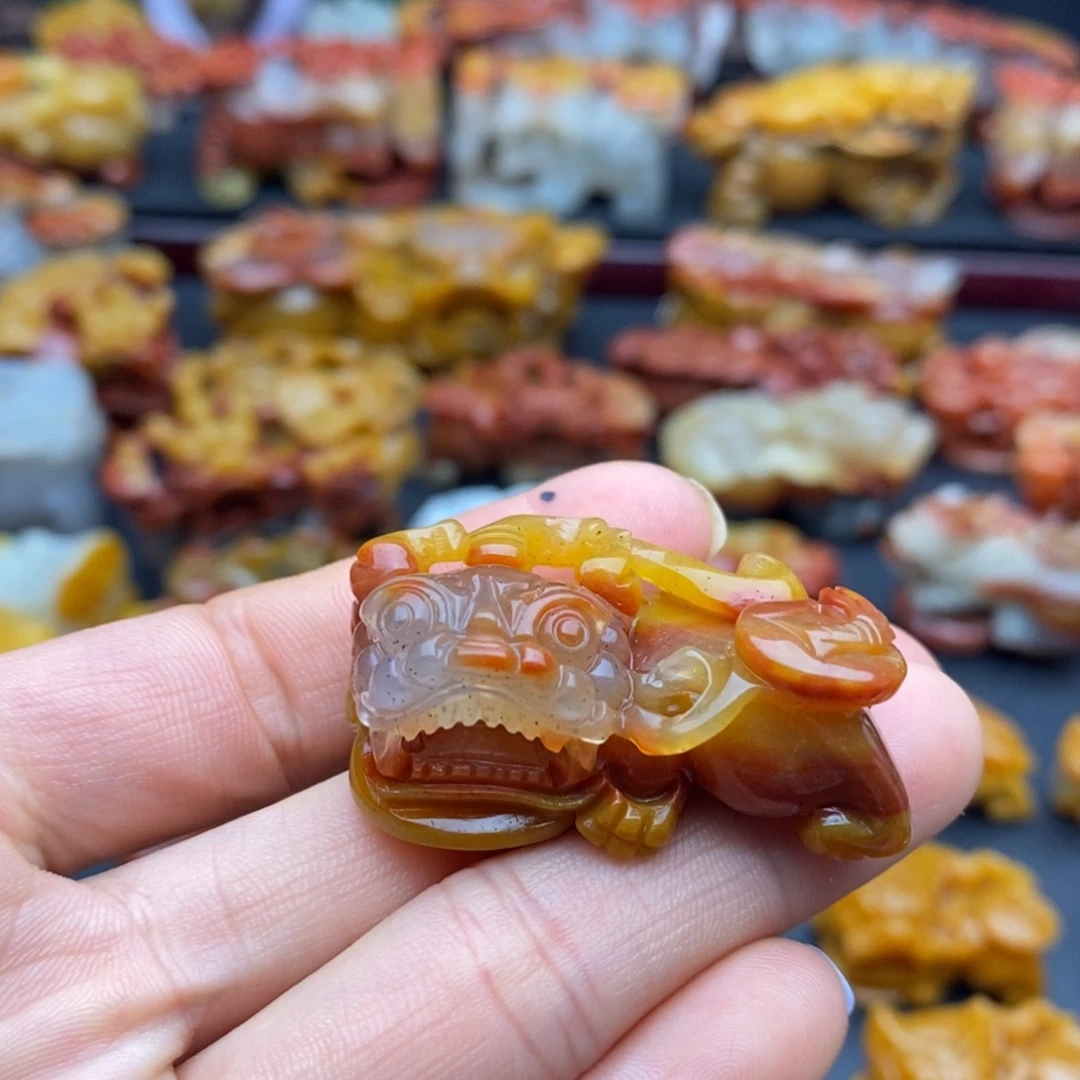 未镶嵌石英质玉（黄龙玉）颈饰