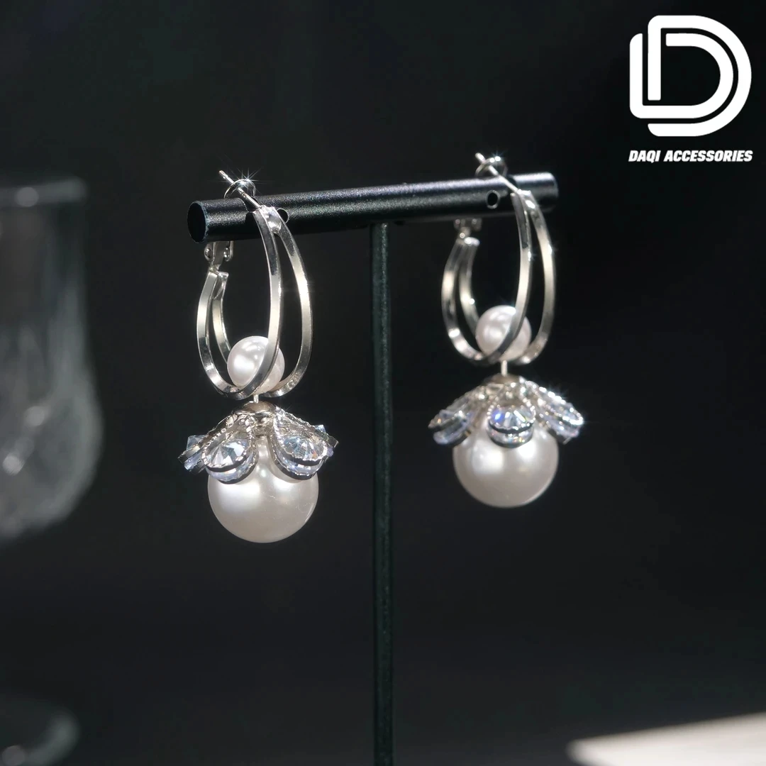 铜合金仿珍珠耳饰 05307小众设计气质轻奢花朵白珠一款五戴耳环