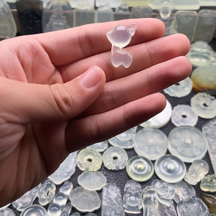 岫玉未镶嵌颈饰小鹿