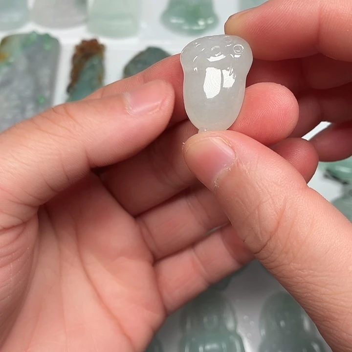 翡翠未镶嵌颈饰莲蓬