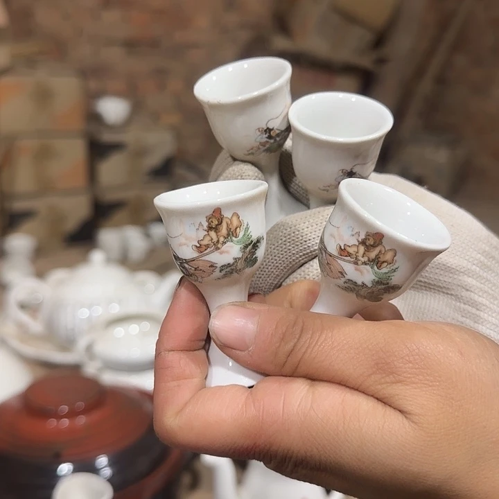 库存微瑕酒杯四个