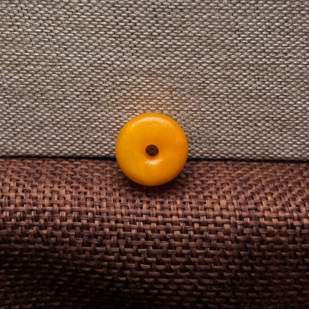 编号10.15天然鸡油黄老蜜蜡墩子扣子鼓珠1.24克尺寸13.5×9.3毫米