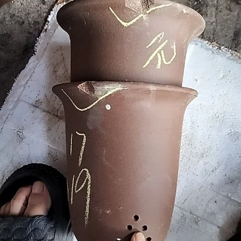 小金钟两个紫砂花盆元