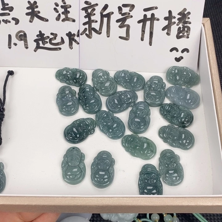 翡翠未镶嵌颈饰财神多样性发其一