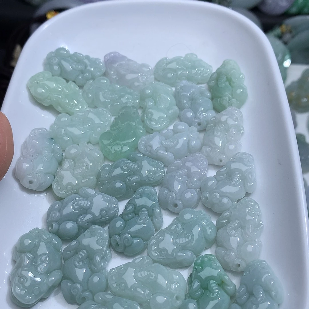 翡翠未镶嵌颈饰，多样性发其中一对