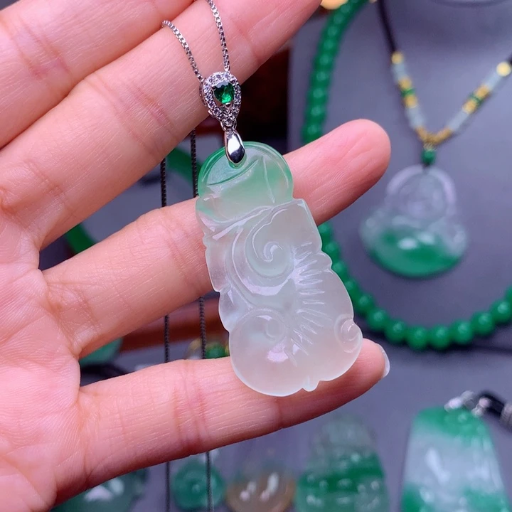 翡翠未镶嵌吊坠(赠链)