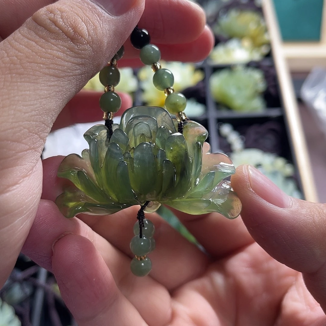 蛇纹石玉未镶嵌颈饰