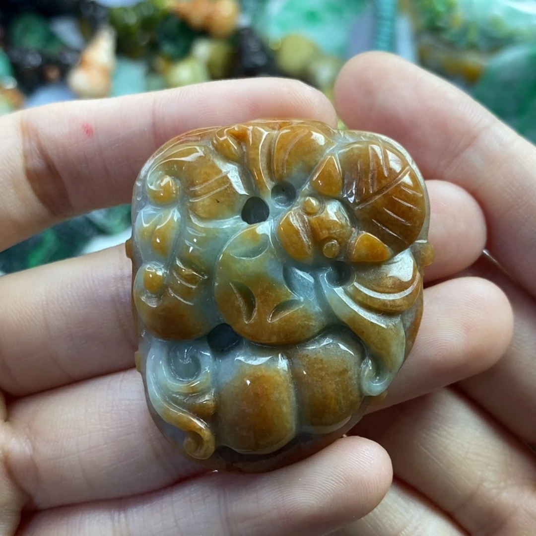 翡翠未镶嵌颈饰清**道