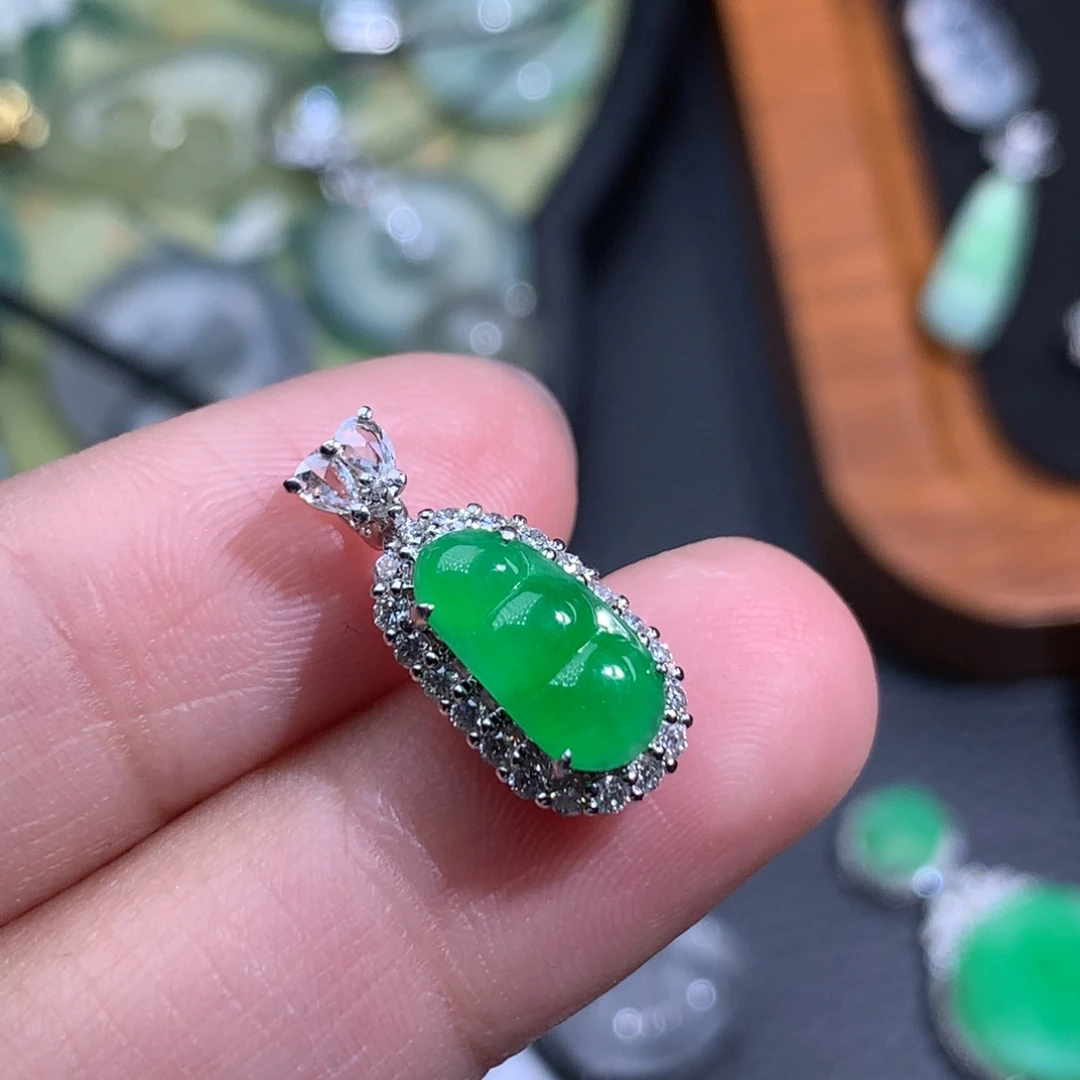 翡翠18K金镶嵌颈饰色标福豆吊坠