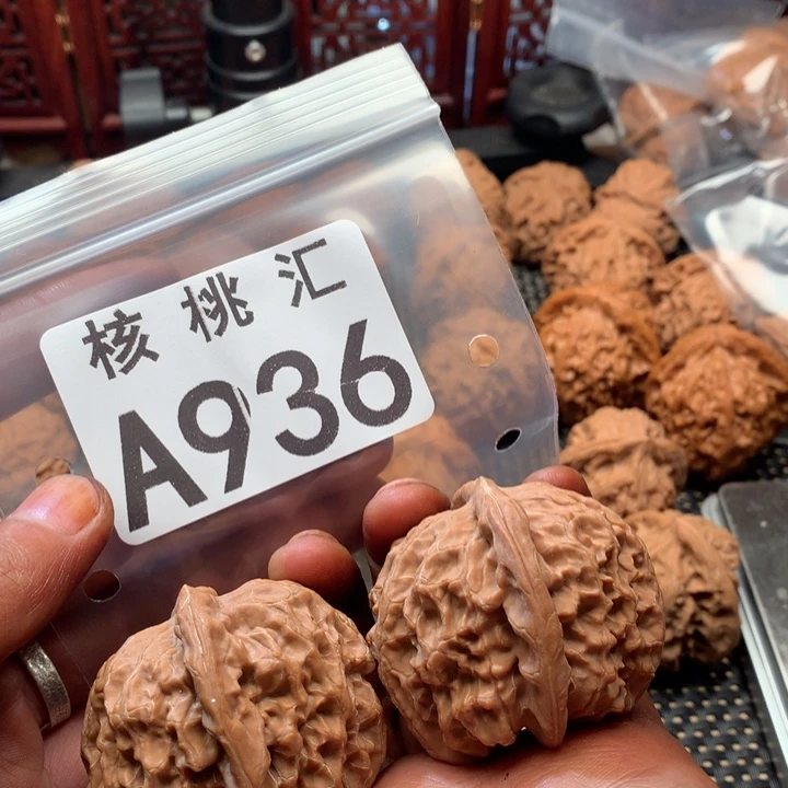 L***洋吊坠文玩核桃金麒麟