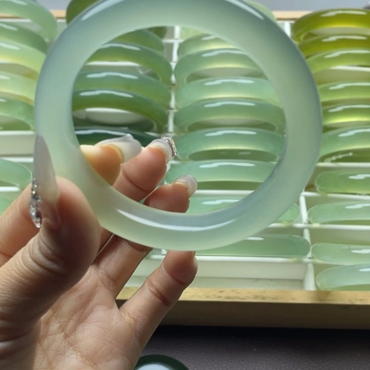 夏***香蛇纹石玉未镶嵌手镯