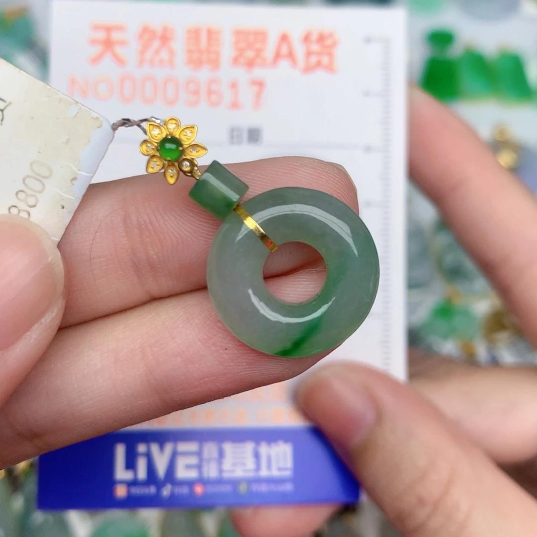 翡翠18K金镶嵌颈饰甜甜圈