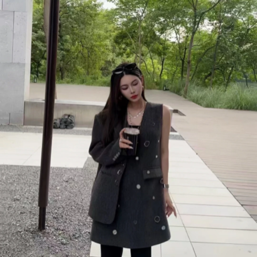 【天使】 24冬季新款镜片装饰深V领直筒无袖背心裙连衣裙女时尚