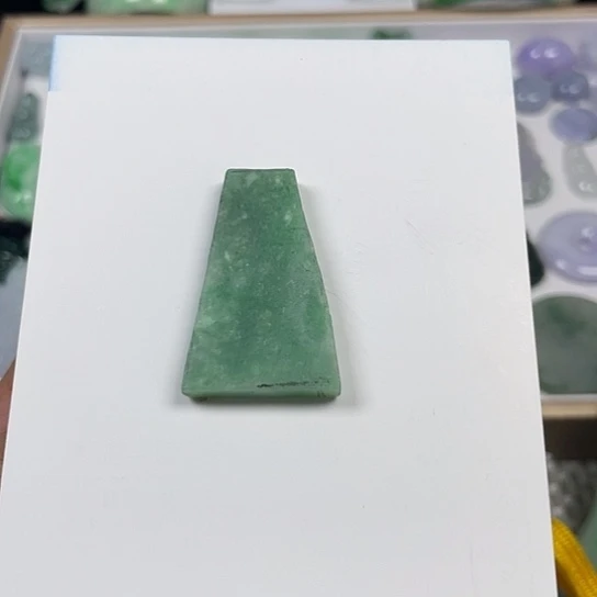 翡翠未镶嵌颈饰毛料：豆绿色方牌