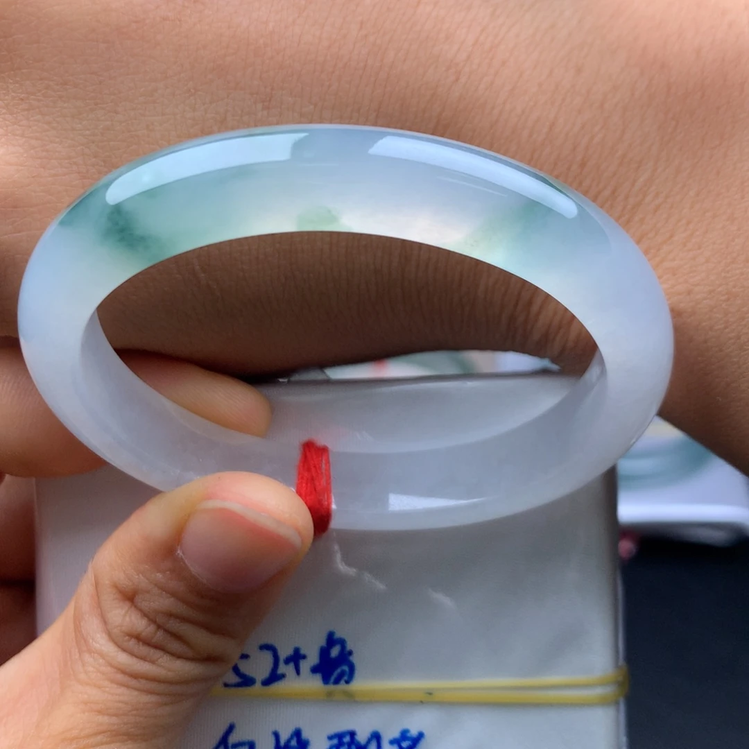 翡翠未镶嵌手镯冰飘绿花起光
