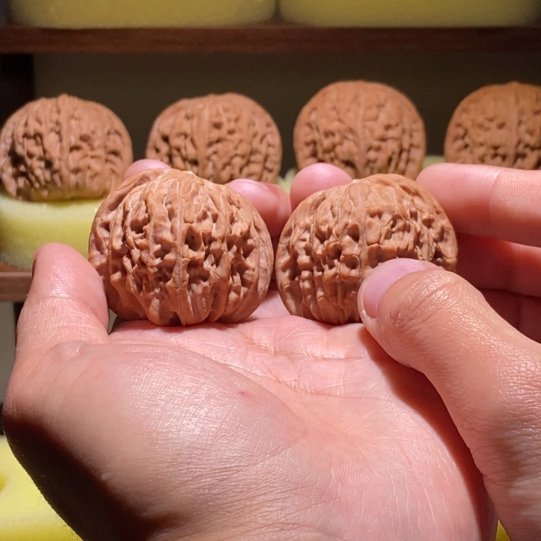 T***r文玩核桃吊坠全品40尺蝴蝶磨红皮山地精品对hope1852