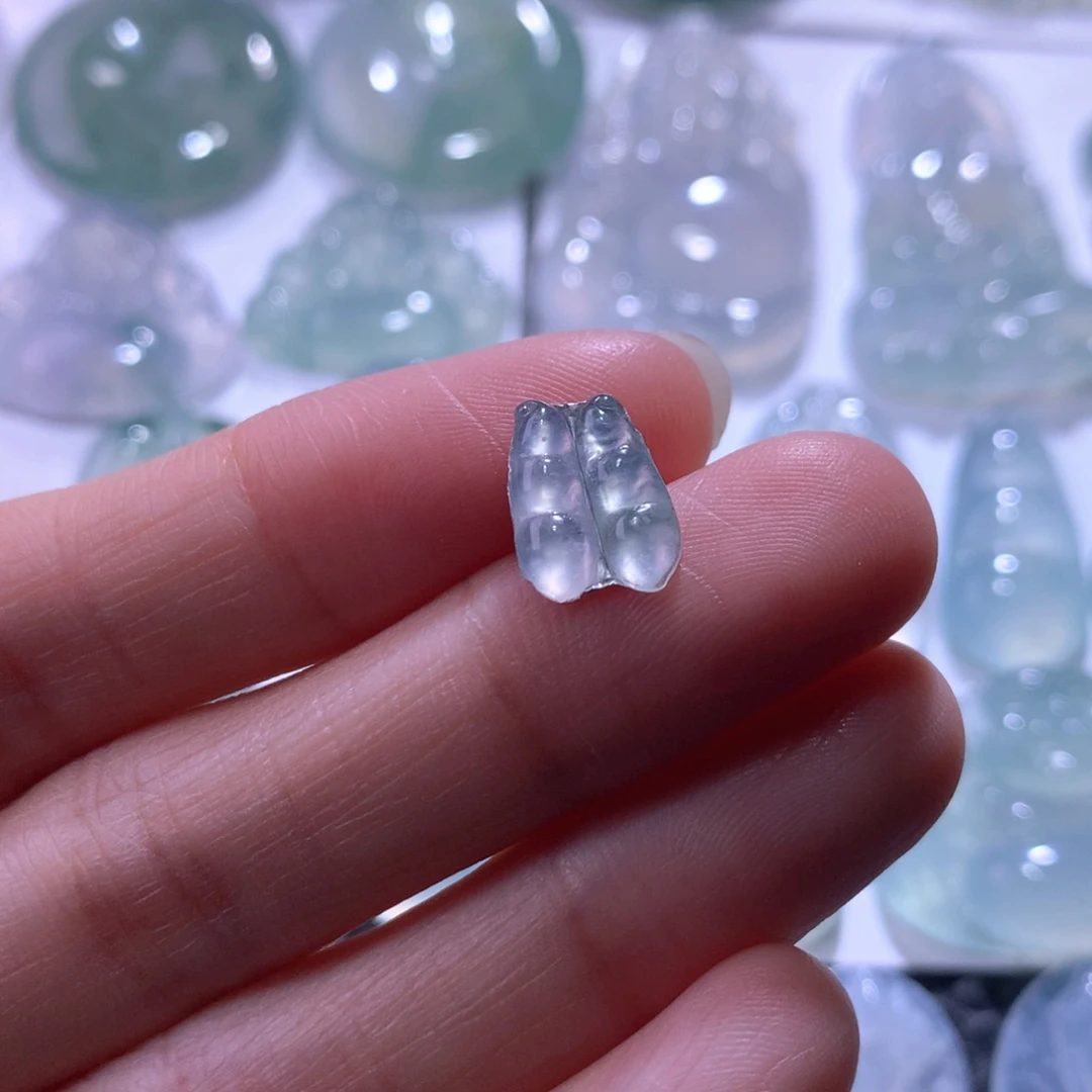 翡翠未镶嵌颈饰一对