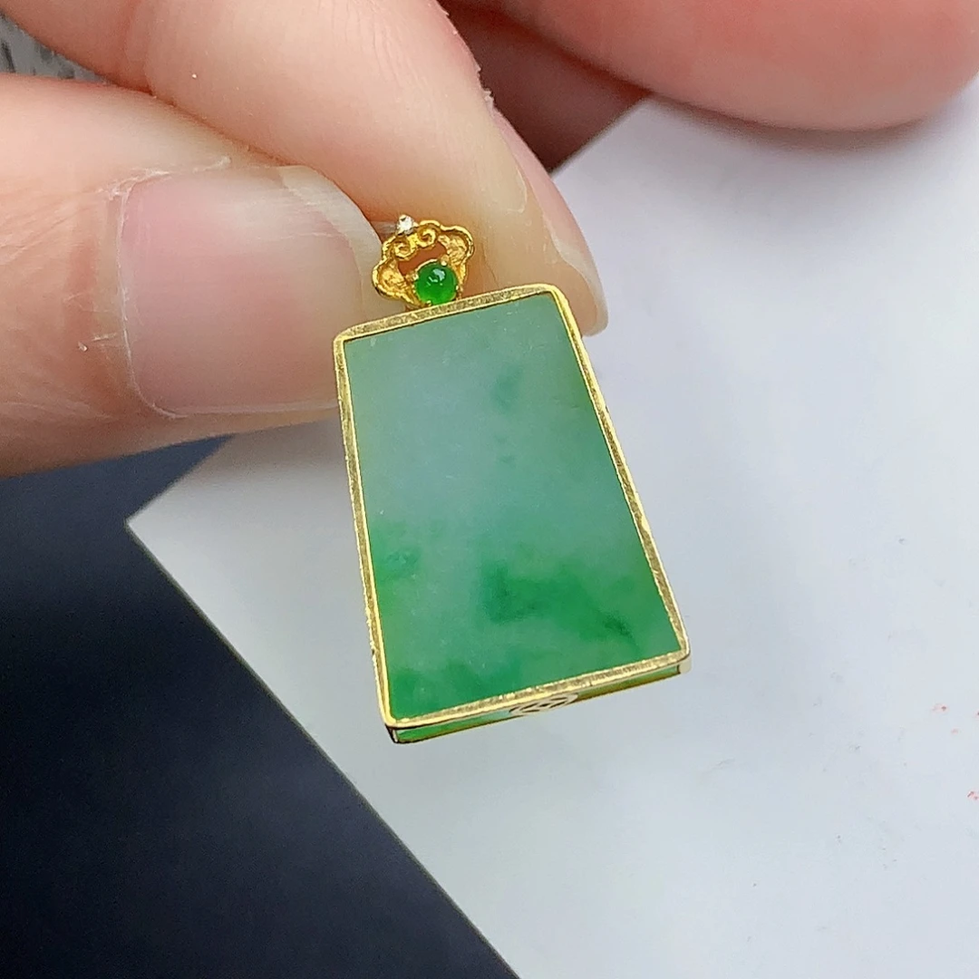 颈饰18K金镶嵌翡翠