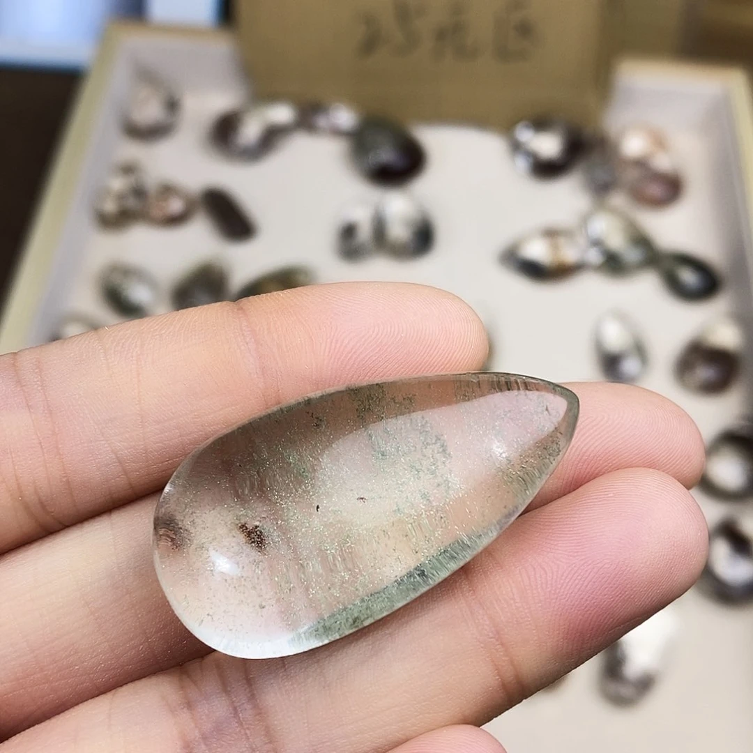 未镶嵌颈饰水晶相**生水晶