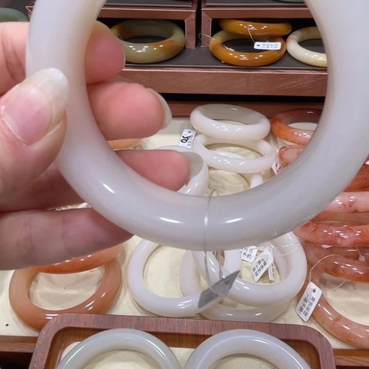 石英质玉手镯未镶嵌星****?