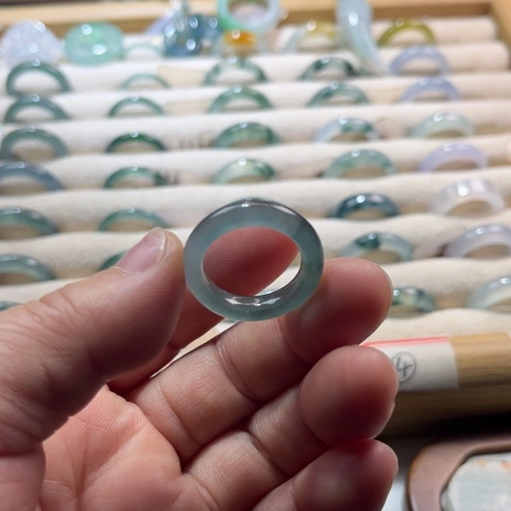 翡翠未镶嵌戒指蓝水