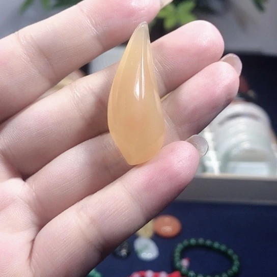 未镶嵌石英质玉（黄龙玉）颈饰