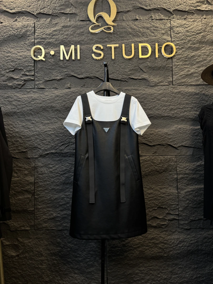 2025新款直版真两件黑色全皮背带连衣裙25013