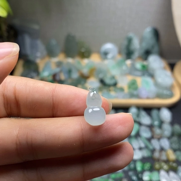 ***颈饰未镶嵌翡翠葫芦