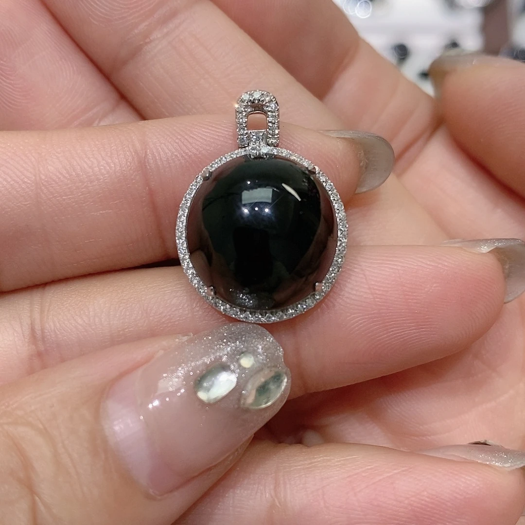 翡翠18K金镶嵌颈饰