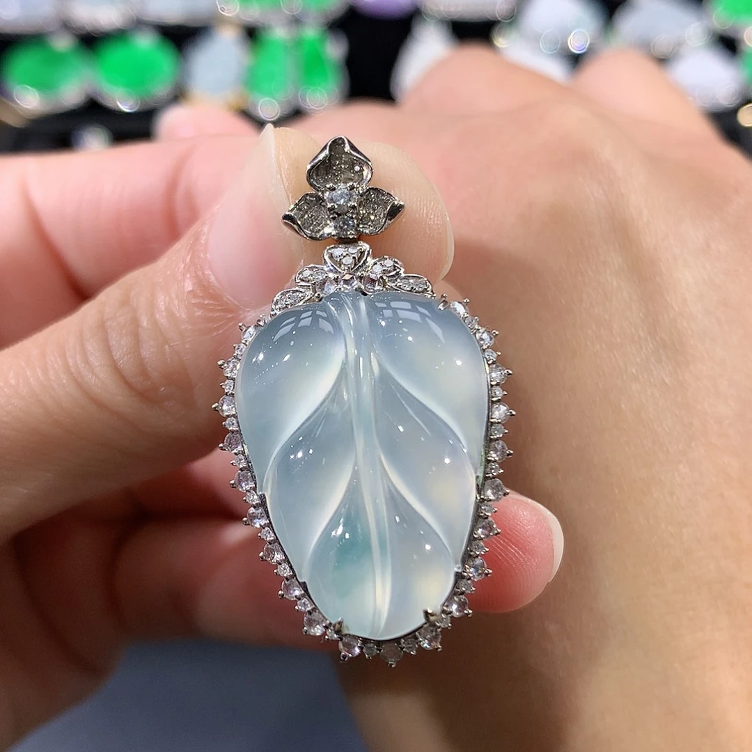 翡翠18K金镶嵌颈饰